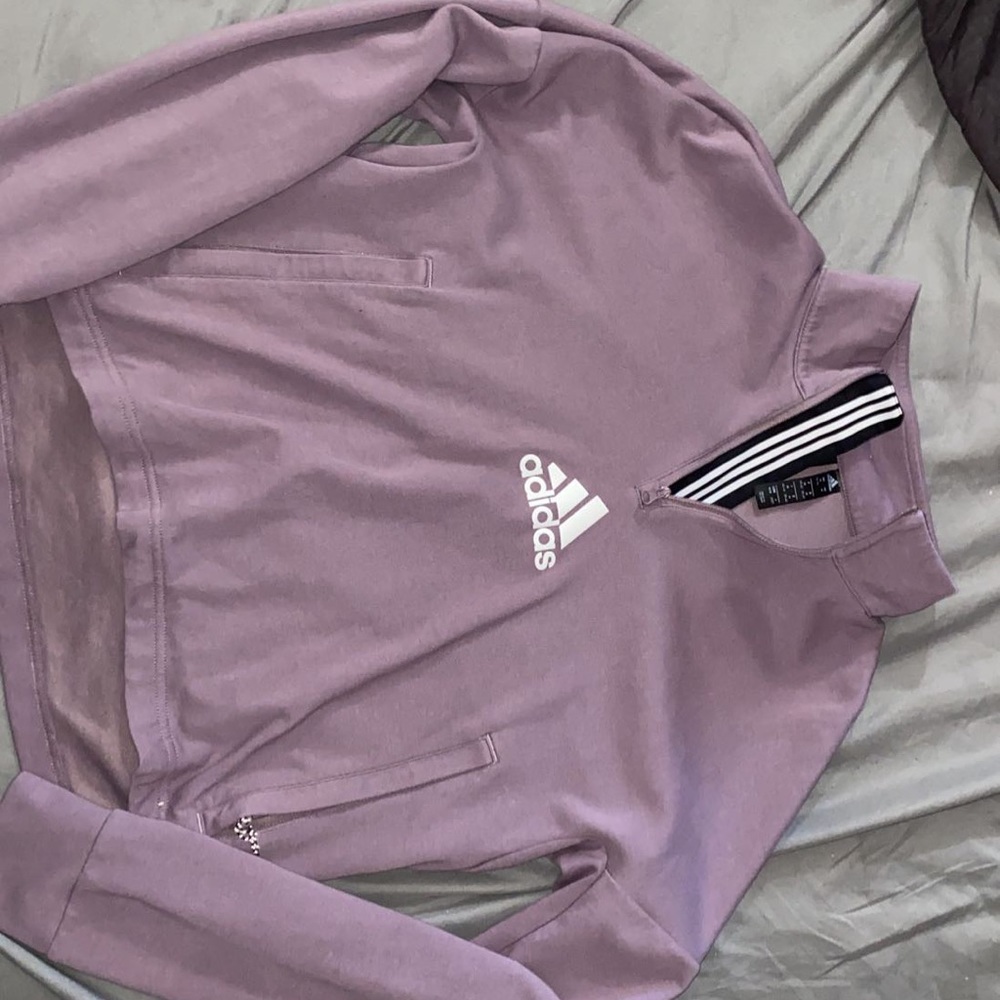 Only worn a few times, in great condition. Zippers on neck and pockets work